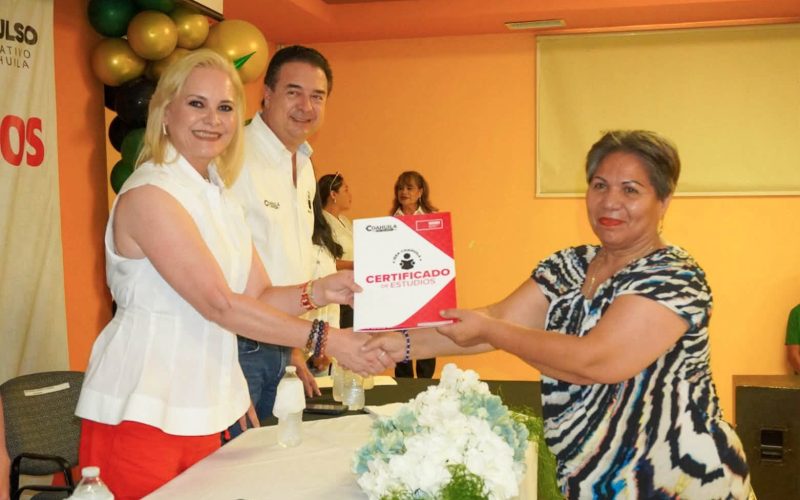 Gradúan a 71 adultos mayores