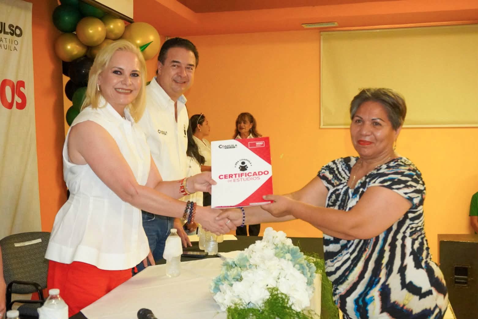 Gradúan a 71 adultos mayores