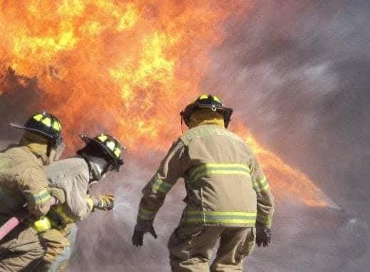 Cuando todos escapan ellos van hacia el fuego