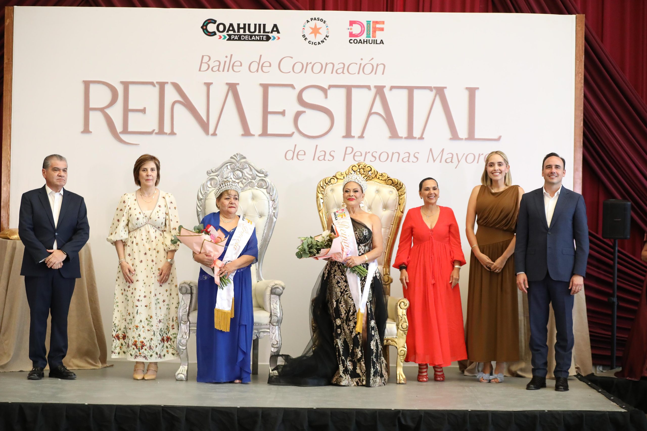 CORONA MANOLO JIMÉNEZ A LA REINA DE LOS ADULTOS MAYORES DE COAHUILA