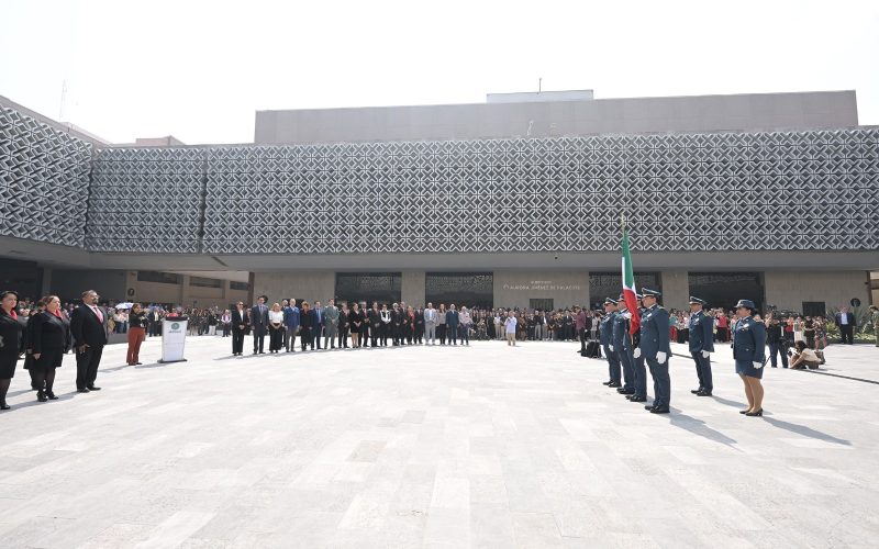 Realizan ceremonia cívica de abanderamiento por 90 años del Sindicato de Trabajadores de la Cámara de Diputados