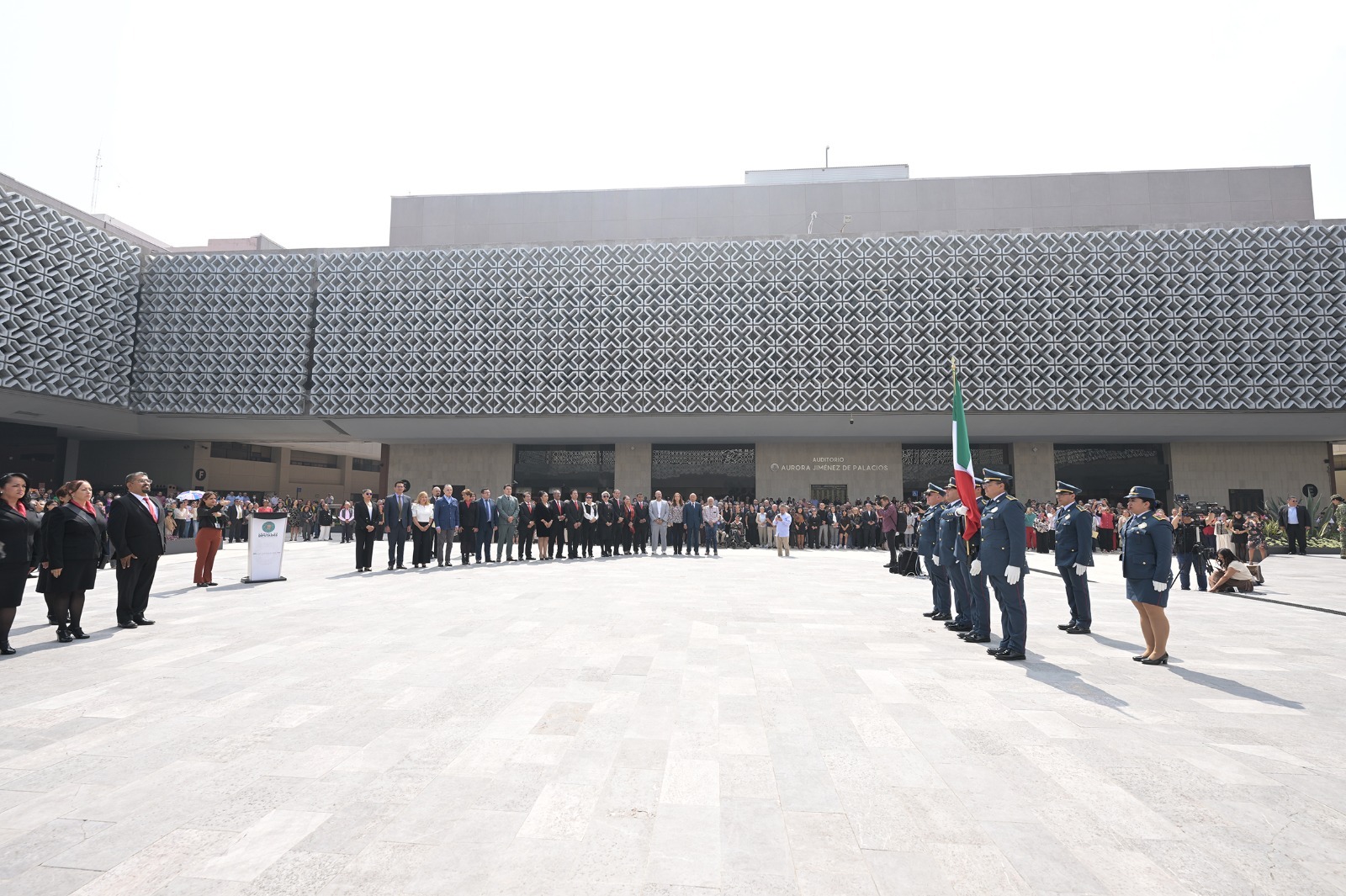 Realizan ceremonia cívica de abanderamiento por 90 años del Sindicato de Trabajadores de la Cámara de Diputados