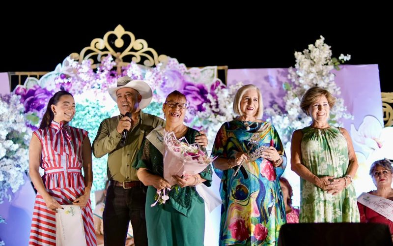 Coronan a Amparo como Reina del Adulto Mayor