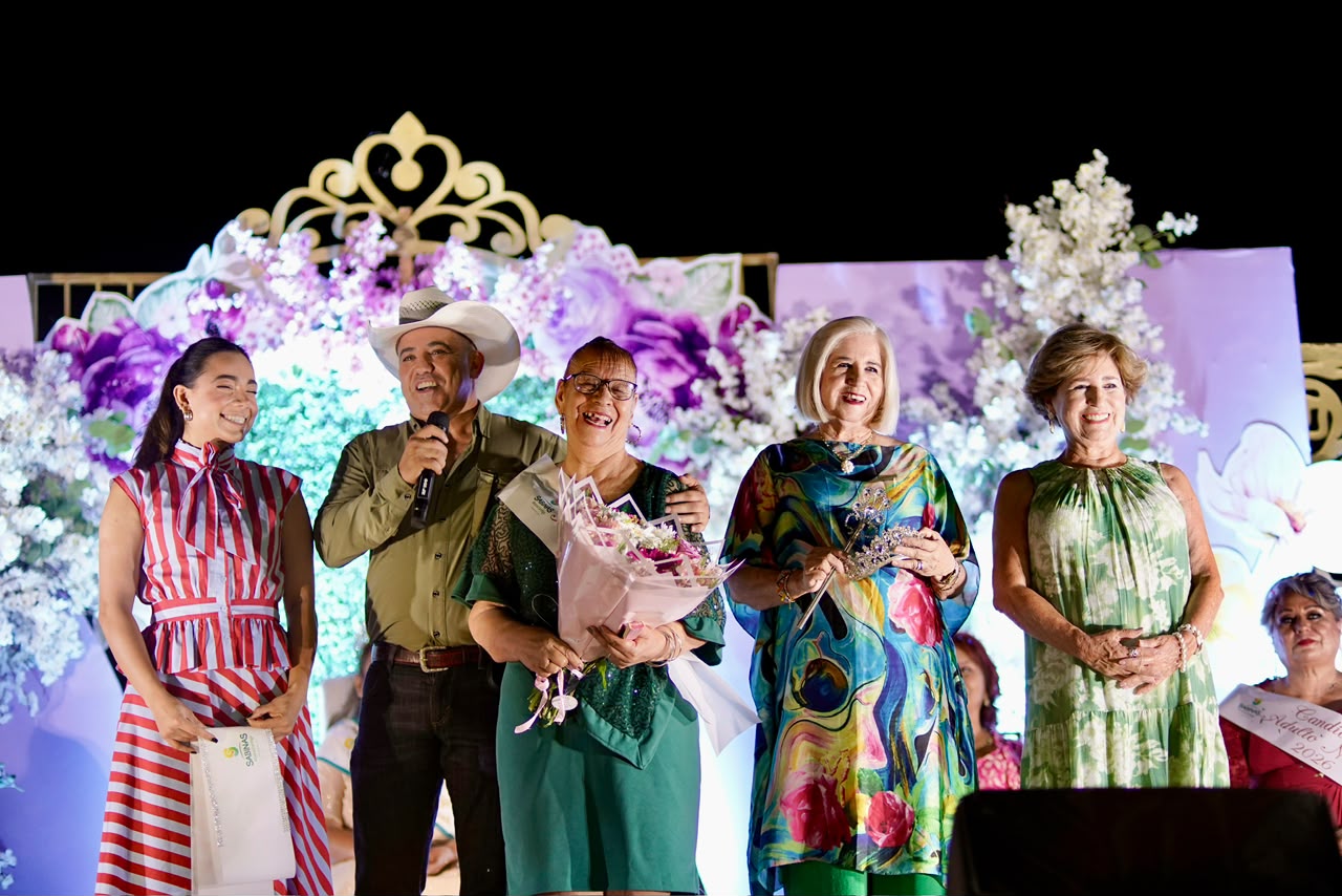 Coronan a Amparo como Reina del Adulto Mayor