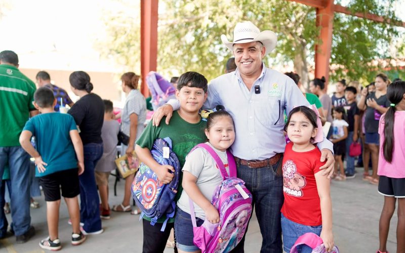 Entrega Chano más de 4 mil mochilas escolares