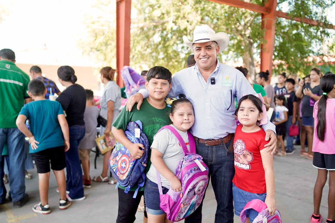 Entrega Chano más de 4 mil mochilas escolares