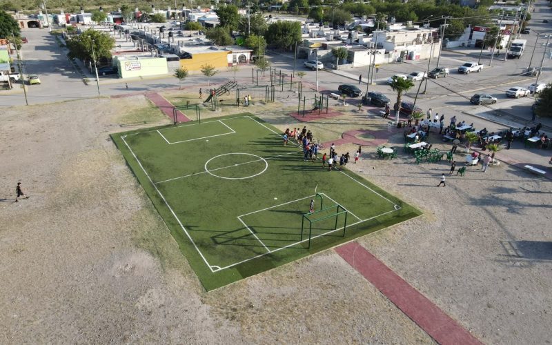 Entrega Chano cancha en la colonia Valle Dorado