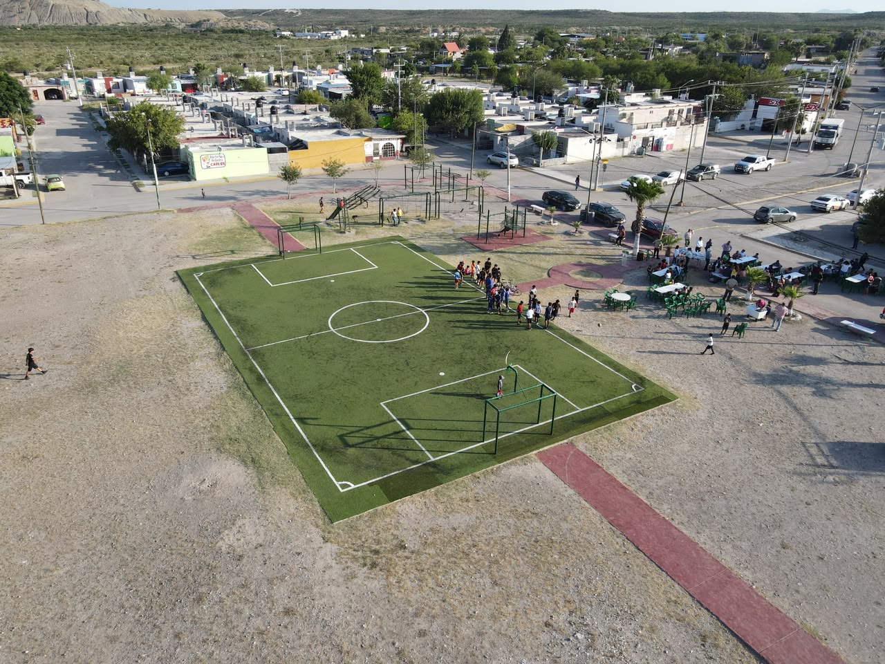 Entrega Chano cancha en la colonia Valle Dorado