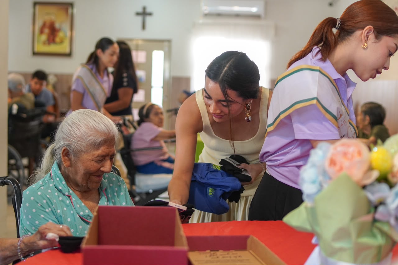 Conviven candidatas con adultos mayores en asilo