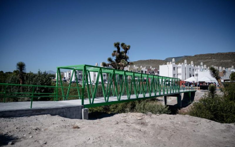 Entrega Javier Díaz puente peatonal en Hacienda Narro