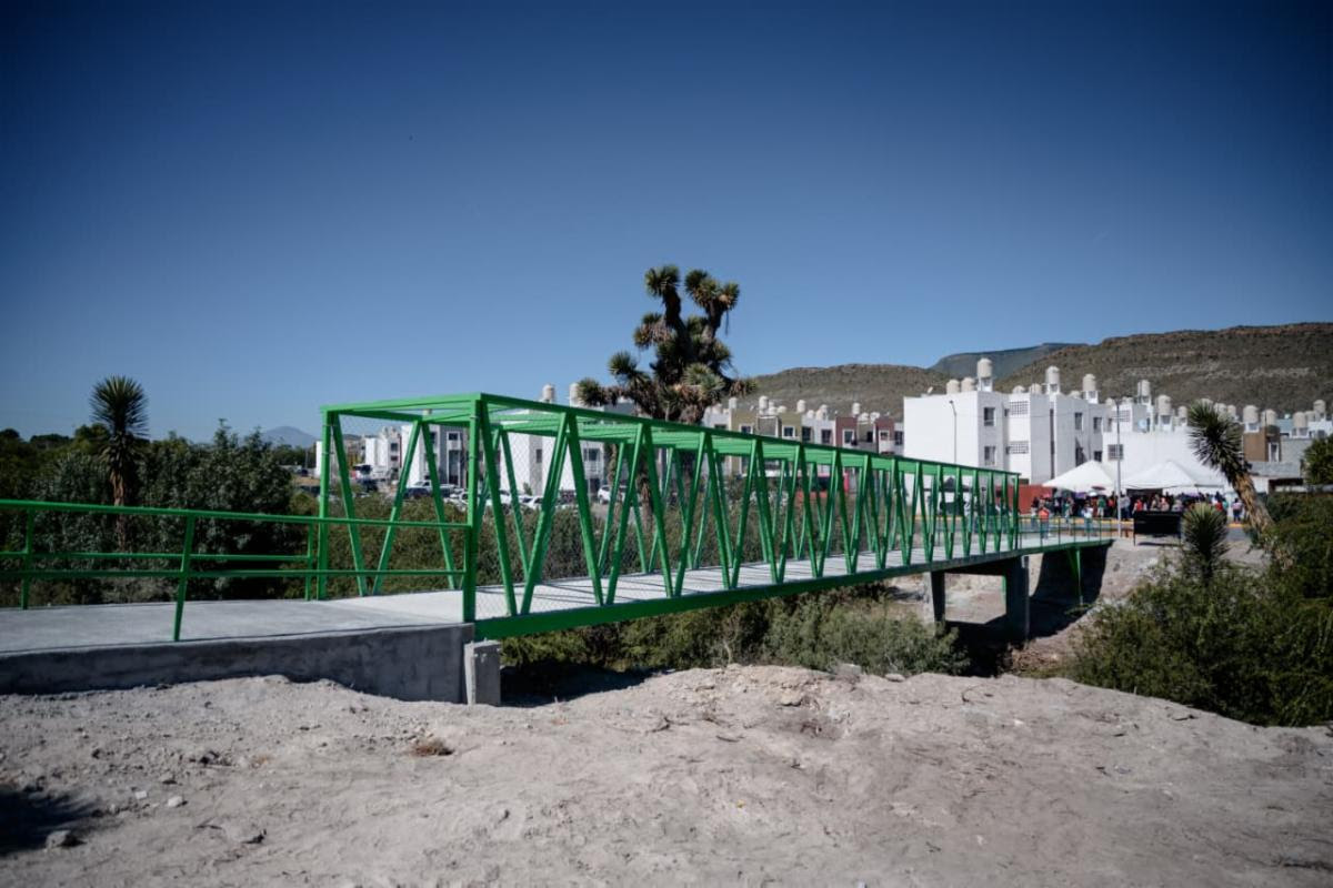Entrega Javier Díaz puente peatonal en Hacienda Narro