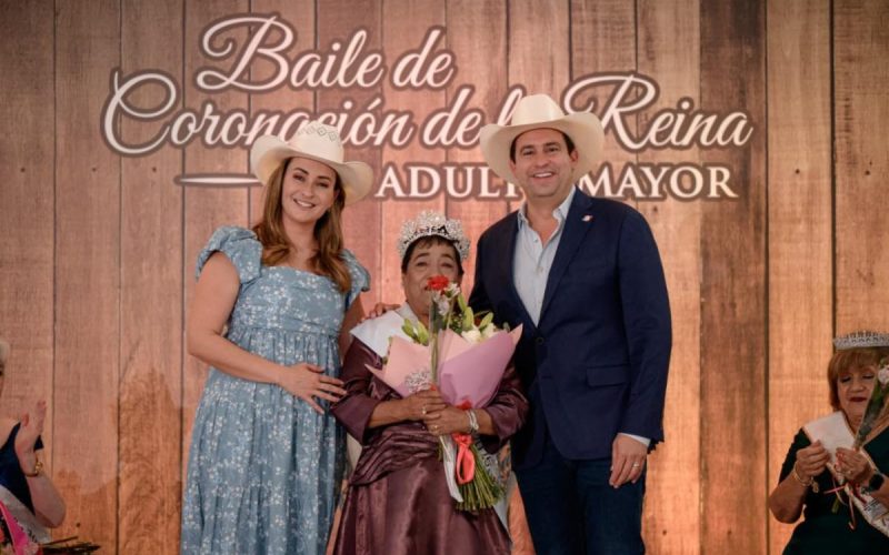 Coronan Javier y Luly a la Reina de las Personas Adultas Mayores