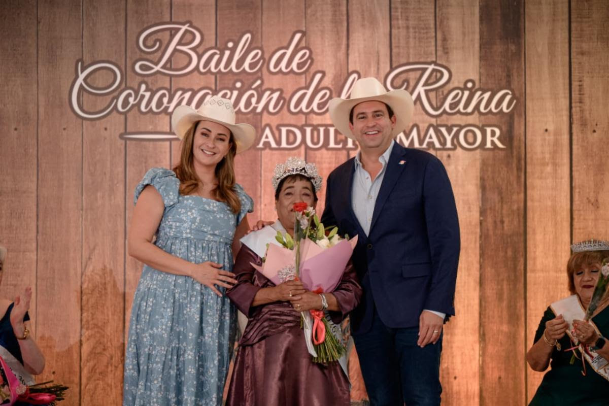 Coronan Javier y Luly a la Reina de las Personas Adultas Mayores