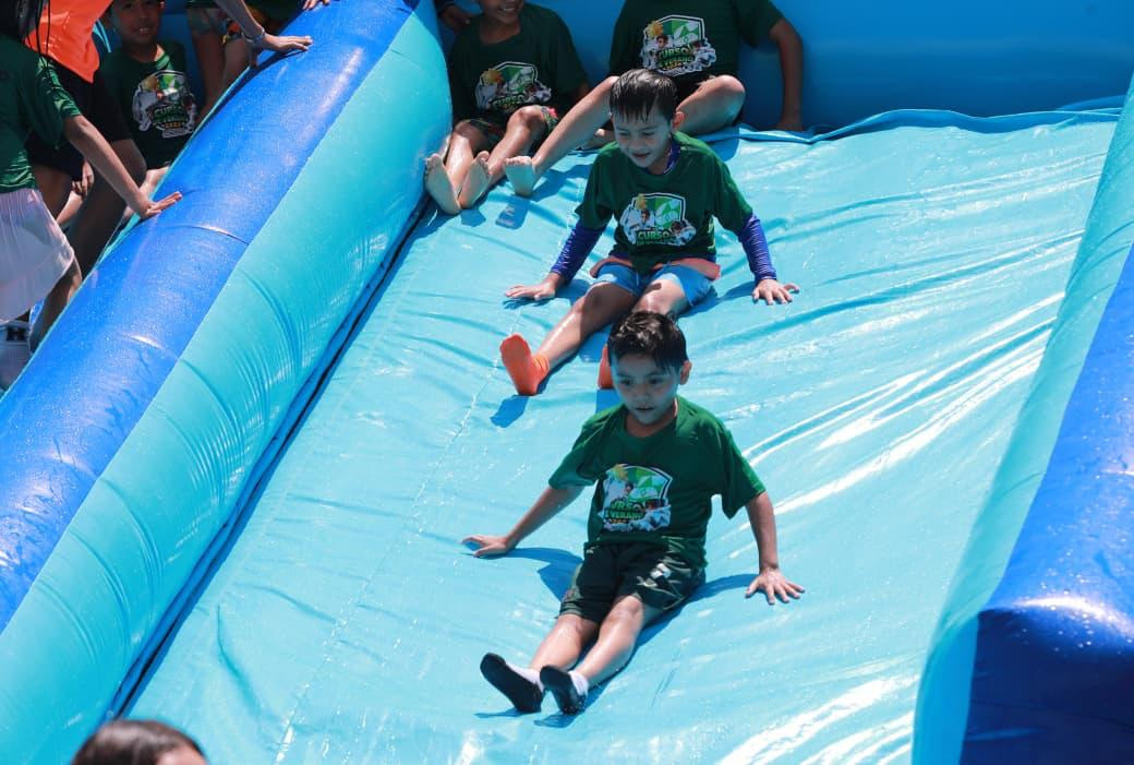 Disfrutan cientos de niños los Cursos de Verano 2026