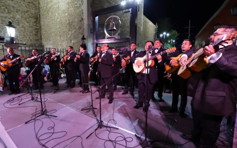 Disfrutan saltillenses velada romántica con 50 rondallas