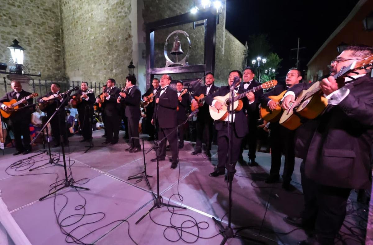 Disfrutan saltillenses velada romántica con 50 rondallas