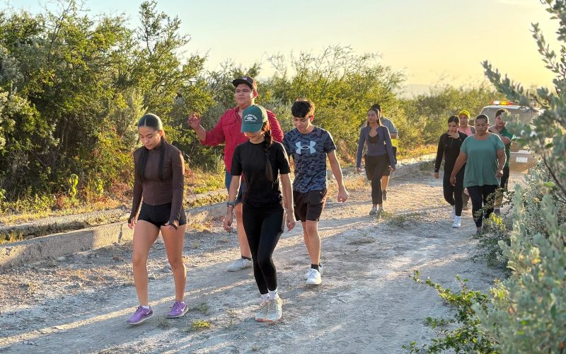 Realizan senderismo en San Buenaventura