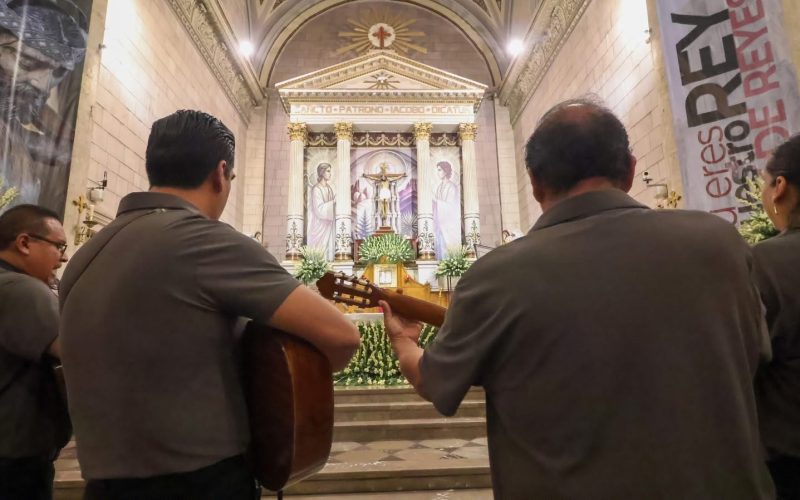 Madrugan fieles por celebración del Santo Cristo de la Capilla en Saltillo
