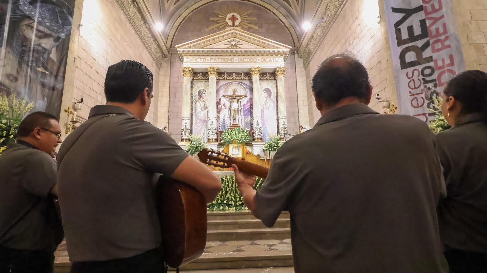 Madrugan fieles por celebración del Santo Cristo de la Capilla en Saltillo