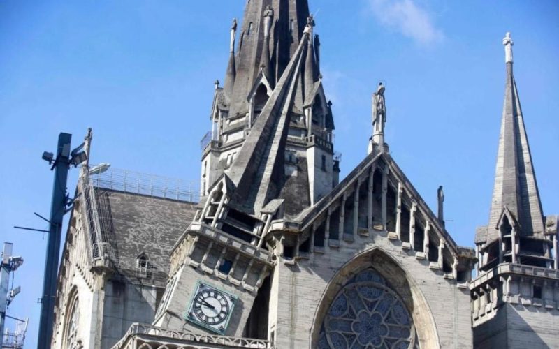 Daña sismo de 7.4 histórica Catedral de Manizales