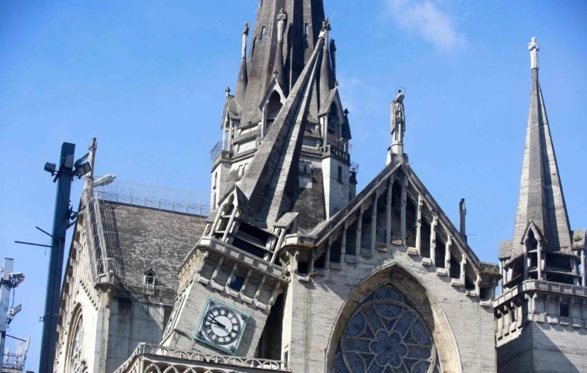 Daña sismo de 7.4 histórica Catedral de Manizales