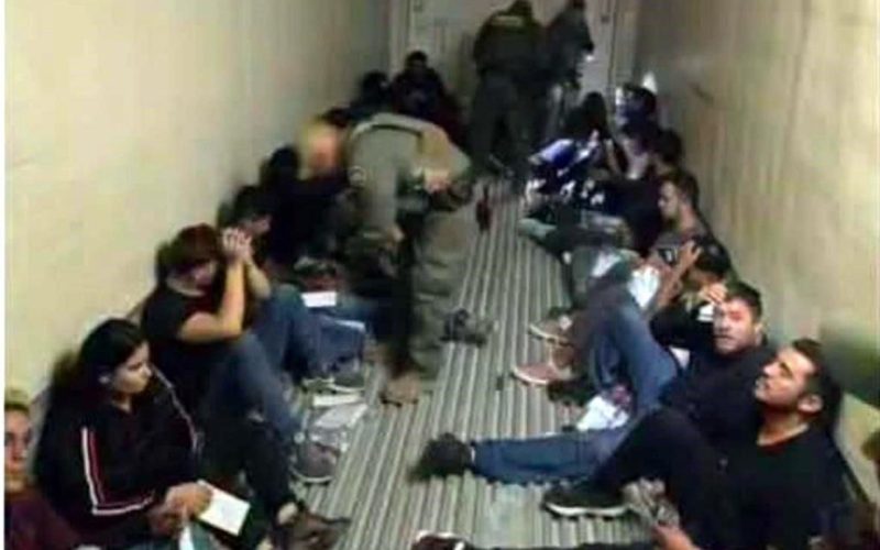 Localizan en Texas a 20 migrantes en tráiler
