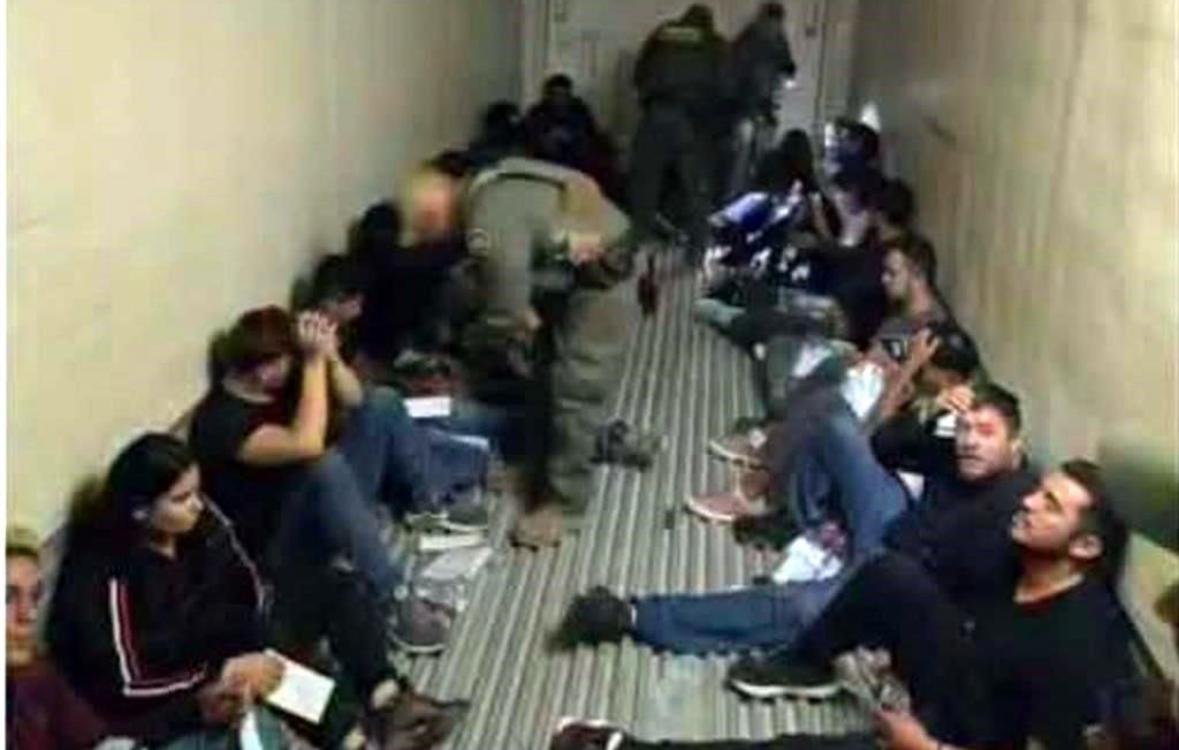 Localizan en Texas a 20 migrantes en tráiler