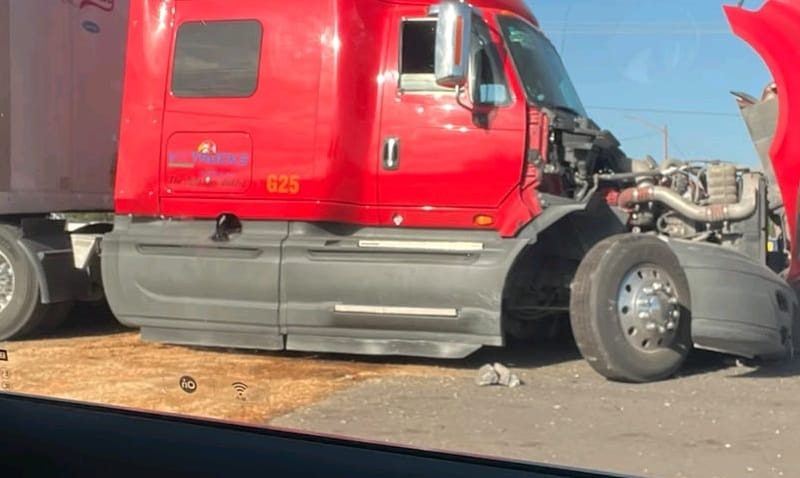 Choca tráiler en la Carretera 57