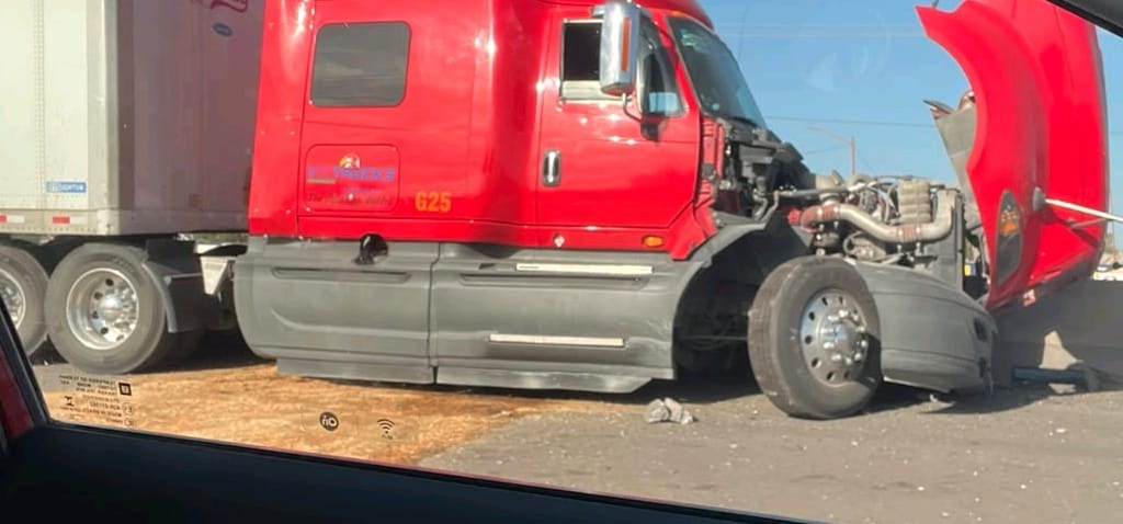 Choca tráiler en la Carretera 57