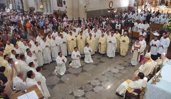 Ordena el Obispo a tres Sacerdotes