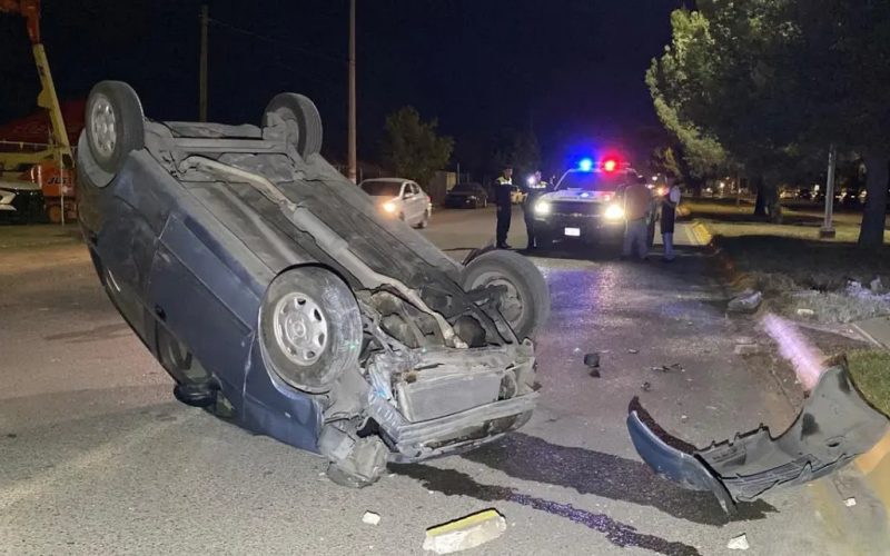 Vuelca por esquivar otro auto en Saltillo