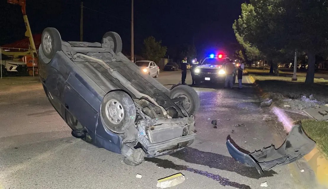 Vuelca por esquivar otro auto en Saltillo