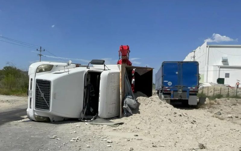 Vuelca camión de volteo en carretera a Monclova