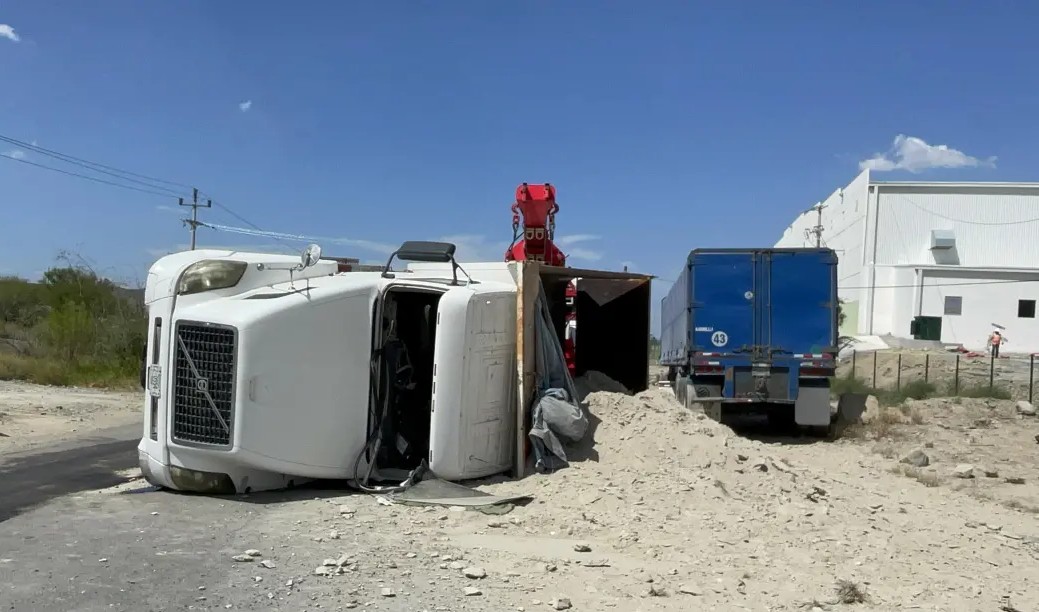 Vuelca camión de volteo en carretera a Monclova