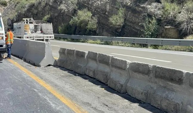 Vuelca tráiler y provoca caos en “Los Chorros”