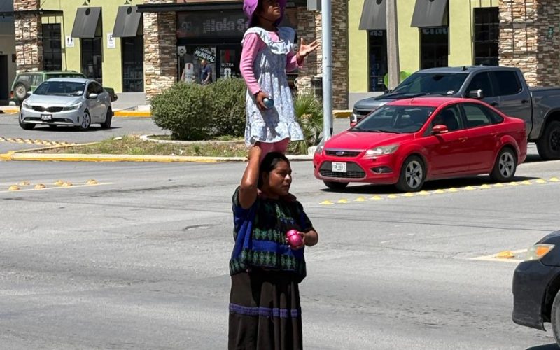 Mujer tzotzil llega a Monclova en busca de sustento familiar
