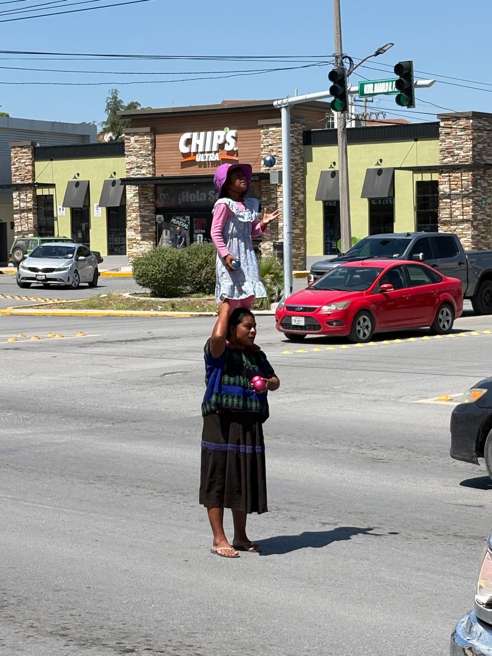 Mujer tzotzil llega a Monclova en busca de sustento familiar