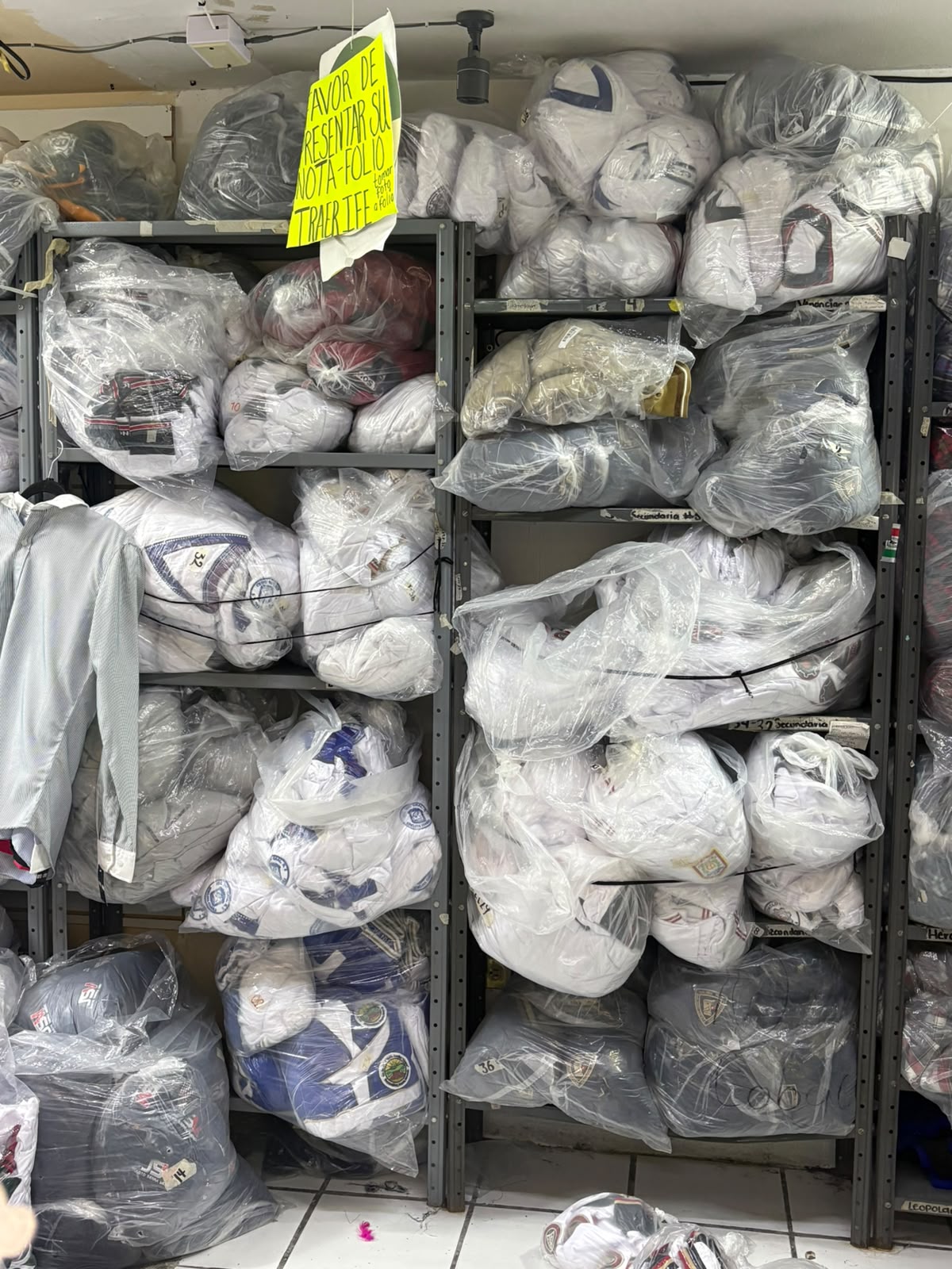 Pega crisis económica a venta de útiles y uniformes