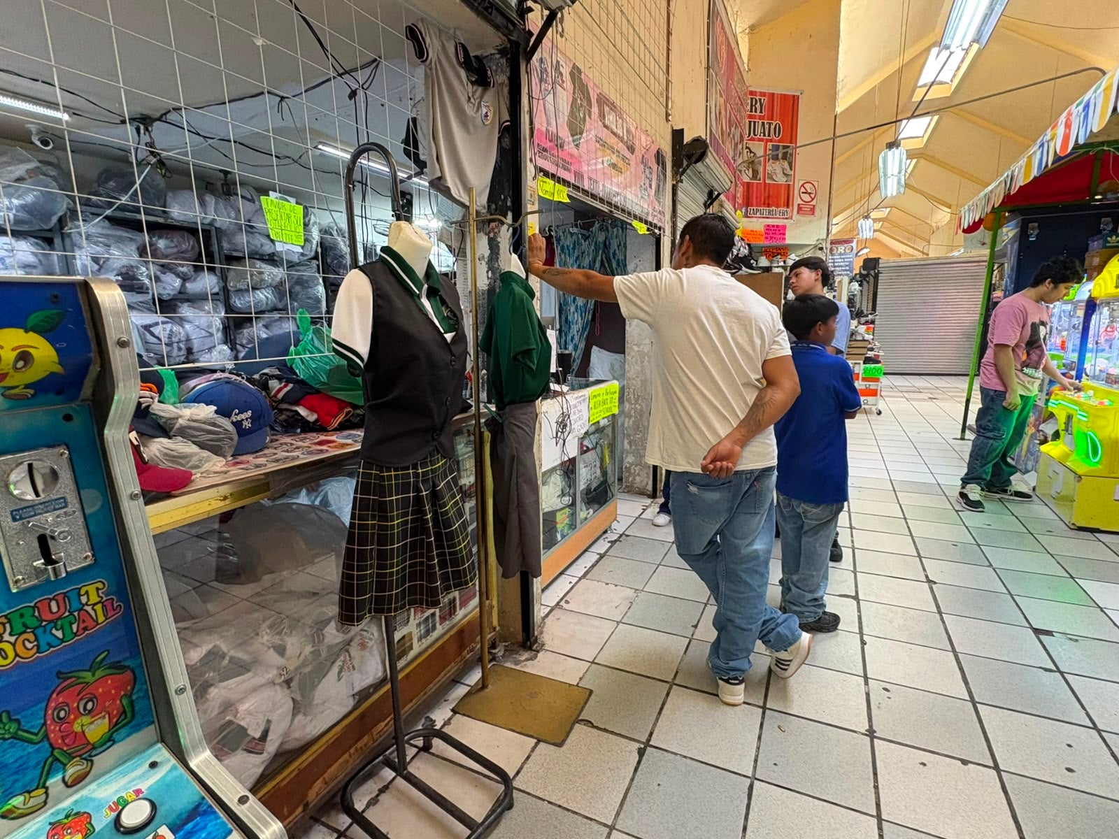 Pega crisis económica a la venta de uniformes