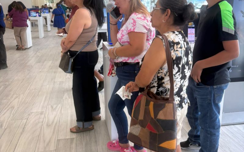 Tres horas de fila y no pudo registrar su línea