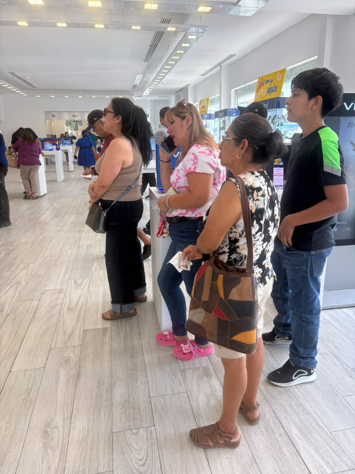 Tres horas de fila y no pudo registrar su línea