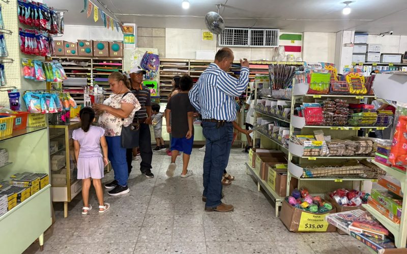 Preocupa a papás el alto costo de útiles escolares