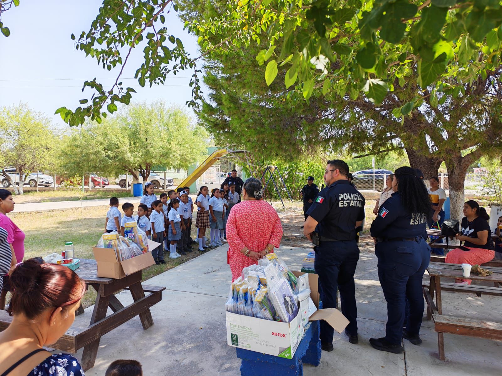 C4 Y POLICÍA ESTATAL ENTREGAN MATERIAL EDUCATIVO EN LA REGIÓN CENTRO