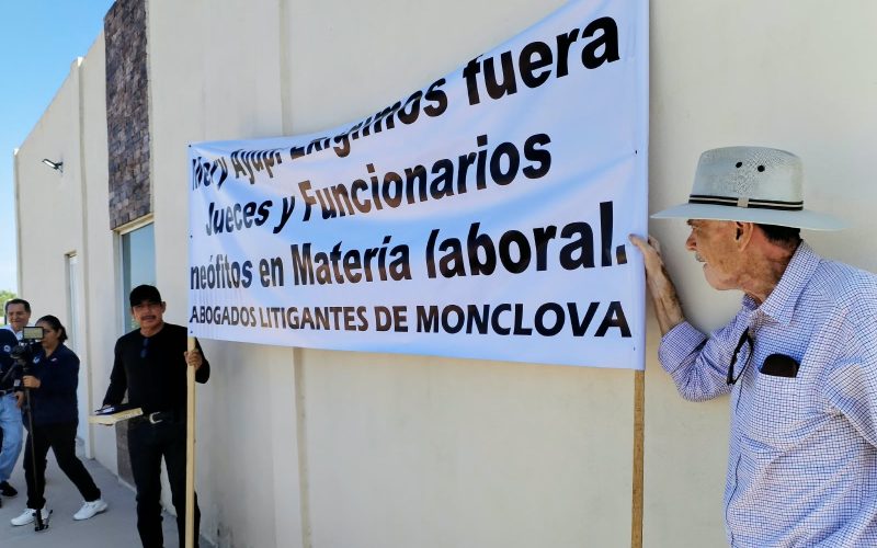 Denuncian abogados rezago y corrupción en Tribunal Laboral