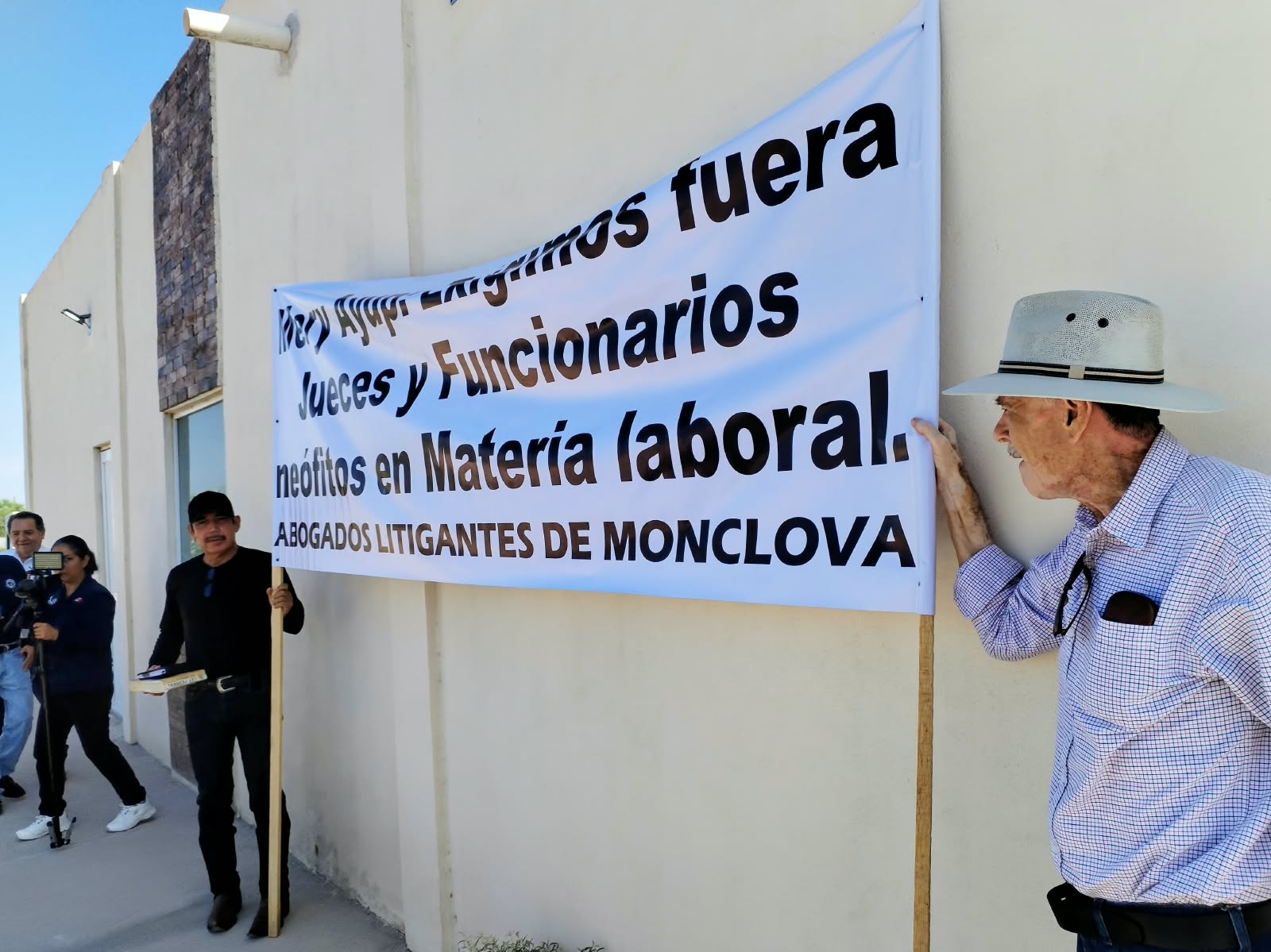 Denuncian abogados rezago y corrupción en Tribunal Laboral