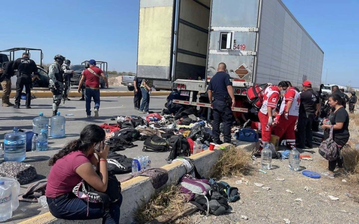 Dan 12 años de cárcel a chofer que transportaba a 160 migrantes