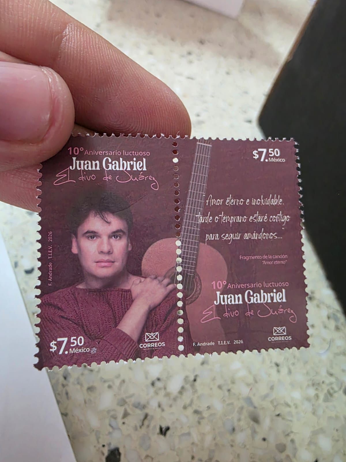 Inmortalizan a Juan Gabriel en dos estampillas postales 