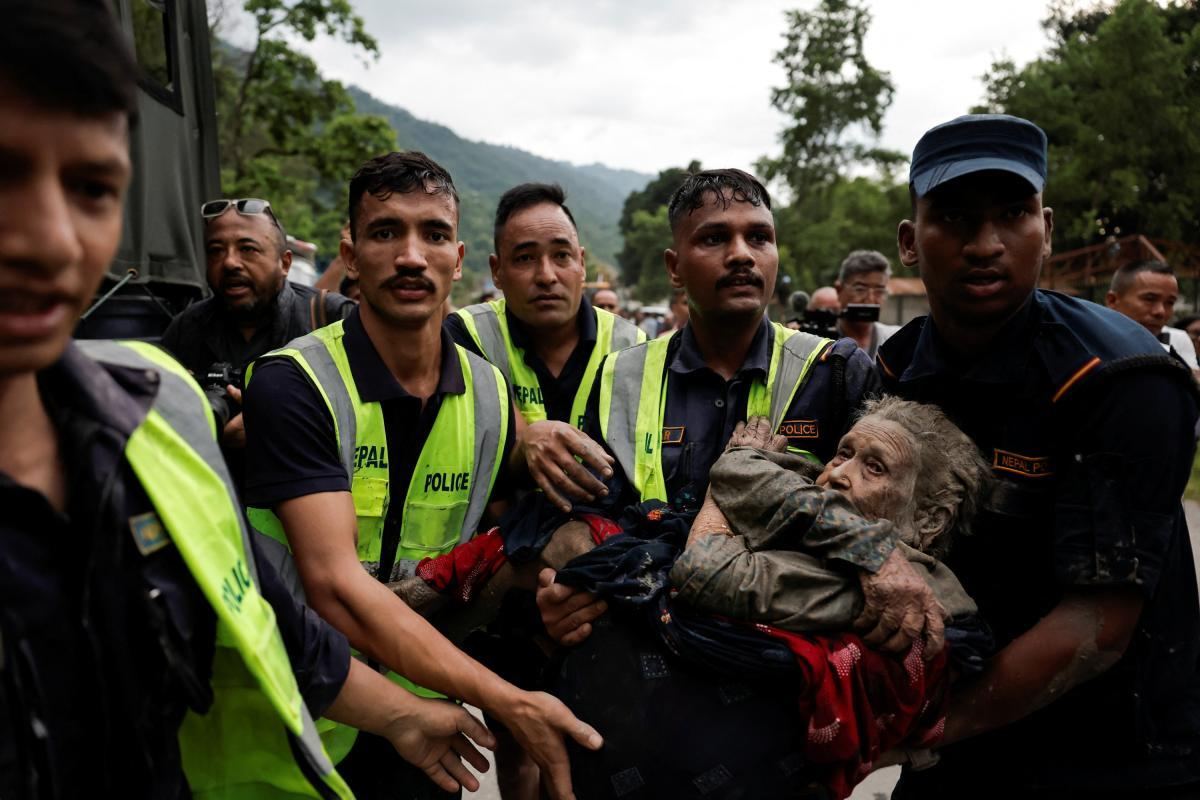 Suben a 160 los muert*s tras avalancha entre Nepal; más de 400 turistas desaparecidos
