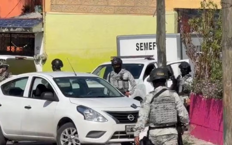 Catean inmueble y hallan cuerp0 sepultado en el patio en Morelos; los restos humanos fueron trasladados al Semefo