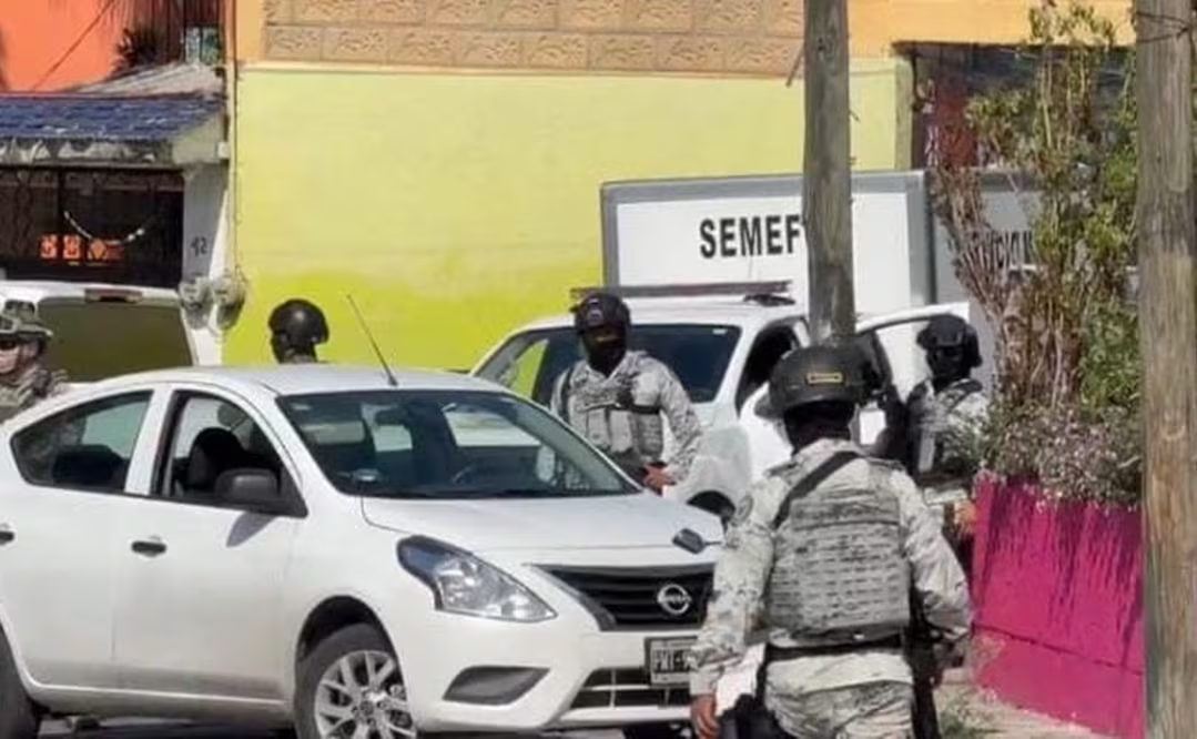 Catean inmueble y hallan cuerp0 sepultado en el patio en Morelos; los restos humanos fueron trasladados al Semefo